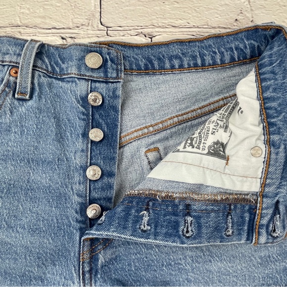 Women’s Levi’s 501 High Rise Blue Light Wash Short Size 29 - Picture 4 of 8